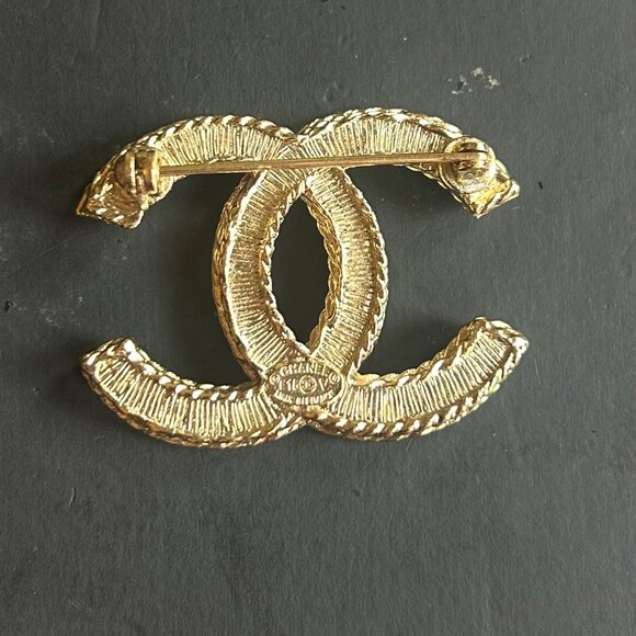 Chanel Pearl Matte Gold Tone CC Logo Brooch - Picture 8 of 11